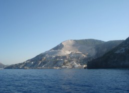 Vue d’une île éolienne : une carrière de pierre ponce