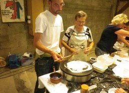 Laurent, notre monteur vidéo, un peu septique sur sa crêpe.... 