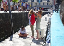 Un salon de coiffure improvisé sur le quai