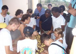 Les matelots apprennent avec maman Fonti à faire des beignets liparotes 