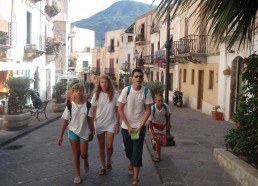 Estelle, Melissa, Maxime et Régis dans les ruelles du vieux port de Lipari