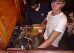 Florian à la vaisselle, il commence à apprécier...