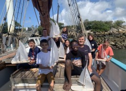 Photo de groupe avec les bateaux