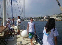 Les matelots sur le pont pour l’entrée du Patriac’h dans le port de Nice