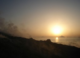 Coucher de soleil avec fumeroles de souffre au premier plan…