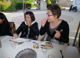 Emilie et Ludivine, attention aux arrêtes!