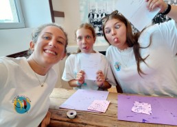 Lucie, Ilina et Camille à l’école