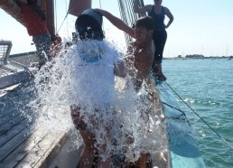 Régis aide Sianna à se mouiller avant de sauter à l’eau