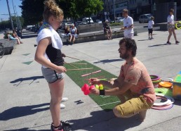 Maëva apprend à magner le diabolo avec Guillaume