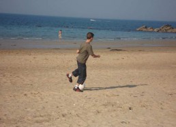 Football sur la plage