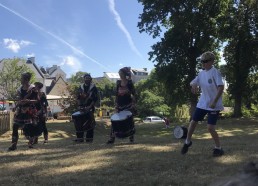 Mathieu danse quand le groupe Samba Baladi joue