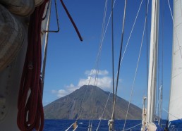En navigation vers le volcan Stromboli…