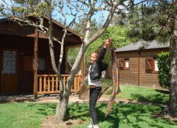 Mama devant un chalet du centre Le Razay (Piriac-sur-Mer)