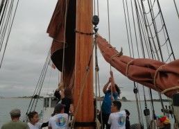 Tout le monde aide à hisser la Grand-Voile de 1 tonne