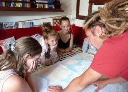 Greg, le capitaine, explique la navigation du jour