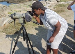 Makhan observe des oiseaux à la longue-vue