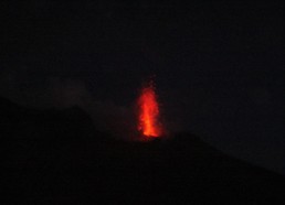 Le Stromboli en pleine éruption 