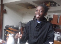 Idrissa préparant le gâteau surprise pour l’anniversaire de Djénaba