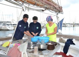 Nancy, Nicolas et Yann à la vaisselle…entre eau salé, et eau douce 