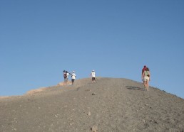 Les matelots arrivent sur la crête du volcan de « la Fossa » sur l’île de Vulcano