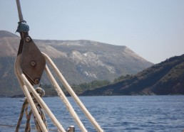 Le bateau des matelots approche les côtes de l’île de Vulcano