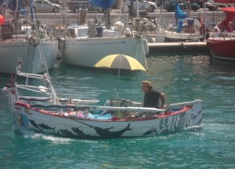 On croise un petit bateau de pêche dans le port de Nice