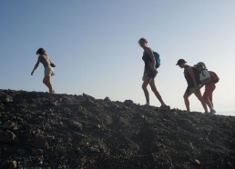 Nathalie, Flore et Thiziri pendant l’ascension du volcan de « la Fossa » sur l’île de Vulcano