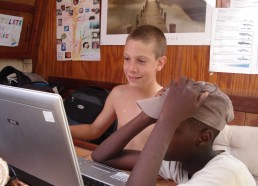 En navigation, Régis et Seydy écrivent un carnet de bord