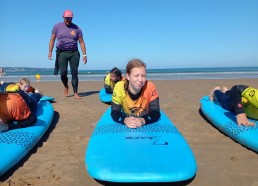 Lucie allongée sur sa planche