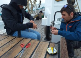 Ilyès apprend les nœuds de pêche avec Clément