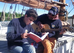 Pierre chante Lola de Renaud accompagné par Frédéric à la guitare