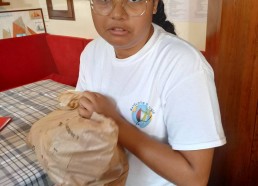 Avitaillement : Bindiya ne sait pas ou ranger le pain