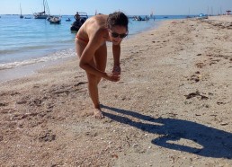 Clothilde ramasse les coquillages sur la plage pour l’épreuve de précision de lancer de coquillage