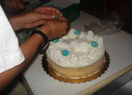 Mathis décore un beau gâteau à la crème