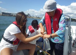 Simone aide Louise à prélever le plancton
