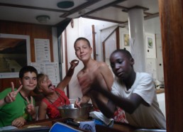 En navigation, Maxime, Estelle, Régis et Seydy cuisinent…