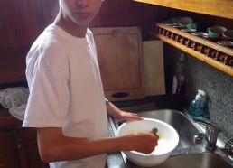 Christophe prépare la pâte à crêpe