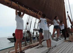 Les Matelots sont prêts à affaler la Grand’Voile