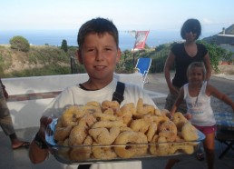 Mathis présente les beignets fabriqués avec maman Fonti 