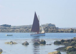 Petit voilier traditionnel et île Stagadon 