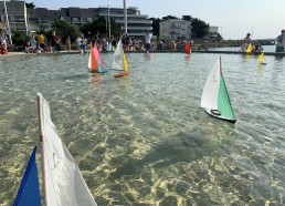 Les petits bateaux naviguent