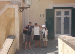Bertrand, Florian et Mathis dans une ruelle de Ventotene 