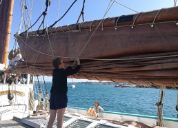 Maewenn finit le rangement de la voile