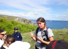 Céline de la Maison de la Nature explique la faune et la flore de la pointe des Poulains