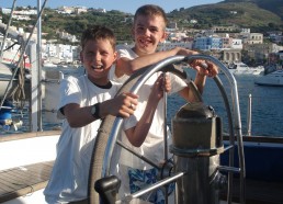 Mathis et Nicolas devant le petit port de Ponza 