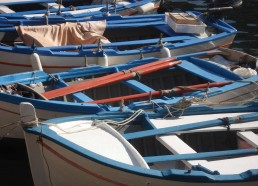 Barques de pêche dans le petit port d’Ustica 