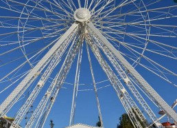 Pépo et Pitchoune emmènent les matelots faire un tour de grande roue