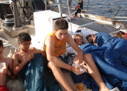 Après une nuit de bivouac sur le pont… Petit déjeuner sur le pont !