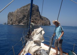 Arrivée sur l’île de Palmarola, Nathalie et Bertrand préparent le mouillage 