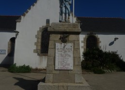 Au milieu du village, stèle en hommage aux enfants de l’île